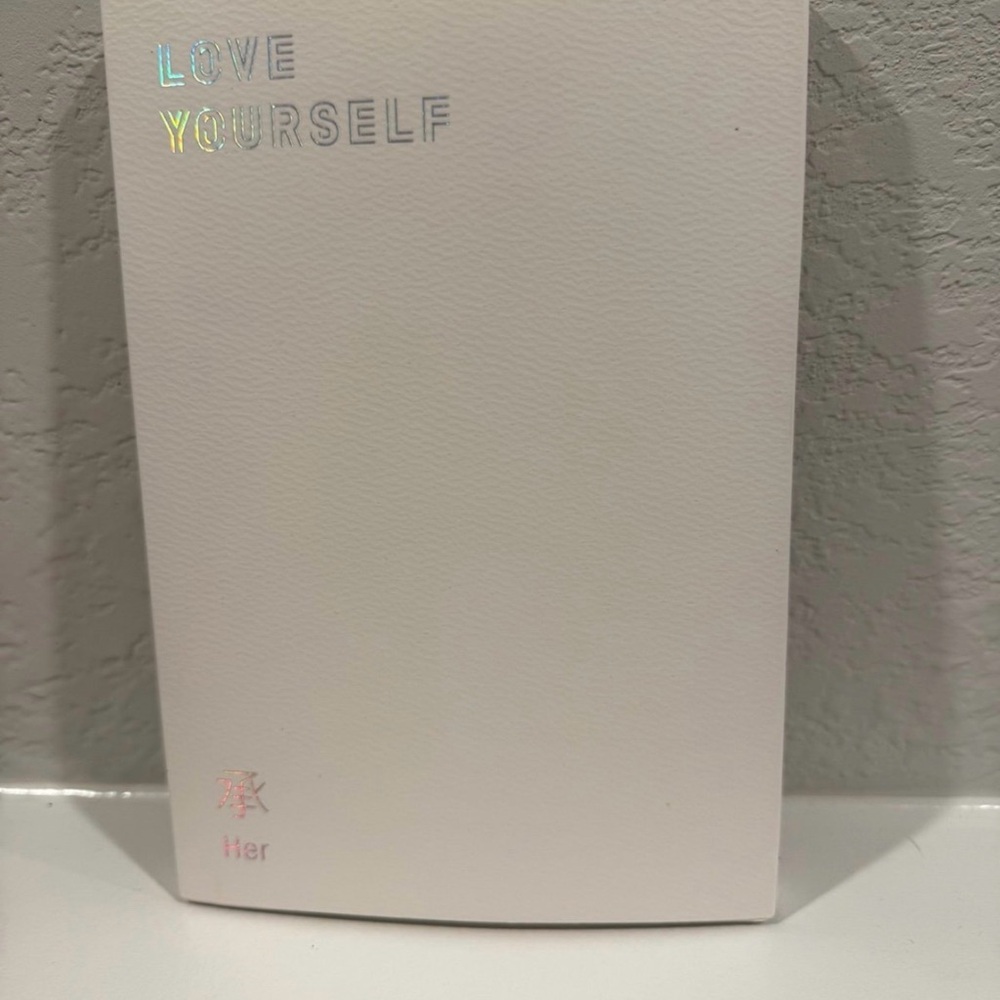Love Yourself Her Album letter “ V “